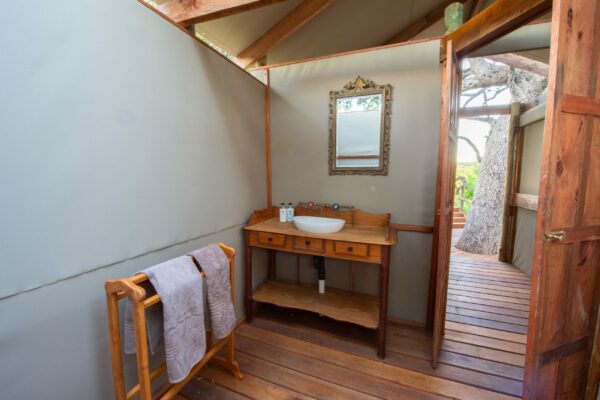 Tree-house-bathroom